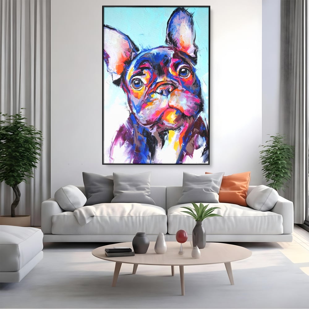 Tablou canvas cu tablou canvas cu bulldog in stil pop art, in rama de aluminiu negru, pe perete intr-un living